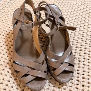 AGL (Attilio Giusti Leombruni) grey/taupe Italian leather platform sandal 38/7.5